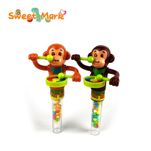 Lindo juguete de tambor con forma de mono con sabor afrutado Candy Fruit Press Toy en embalaje de botella - Product Image 1