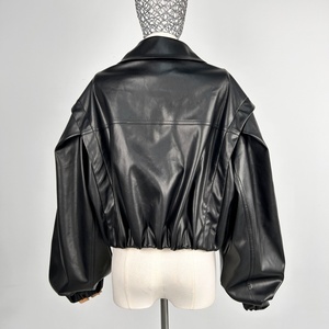 Veste en cuir tendance style streetwear pour <span class=keywords><strong>femme</strong></span>, <span class=keywords><strong>manteau</strong></span> en cuir noir oversize, veste en cuir courte à revers - Product Image 3