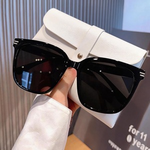 Gafas de Sol Polarizadas TR, Montura Rectangular Completa, UV385, Montura Negra Retro, Protección Solar Unisex para Adultos - Product Image 1