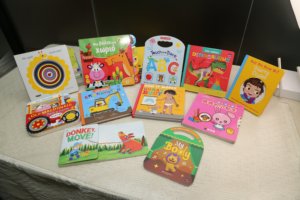 Services d'impression de livres personnalisés pour enfants : édition personnalisée avec nom, pages sur l'observation des temps, identification des parties du corps - Product Image 2