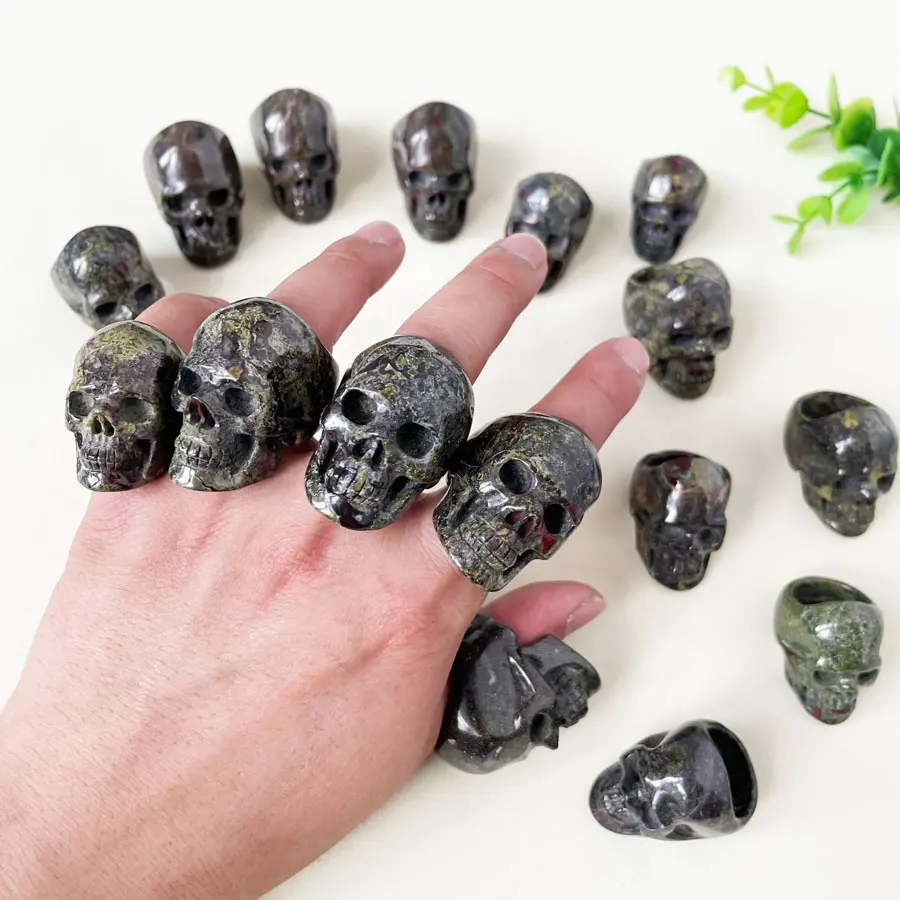 Özelleştirilmiş yarı değerli taş el sanatları el oyma kafatasları yüzük Reiki enerji kristal kafatasları yüzükler hediyeler için dekorasyon