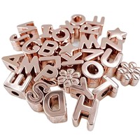 Ensemble de perles alphabet plaquées or rose, 26 lettres avec breloques fleurs et étoiles pour la création de bijoux DIY et accessoires de porte-clés