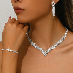 Exquisito y Minimalista Juego de Collar y Pendientes para Novias, Accesorios de Boda - Product Image 2