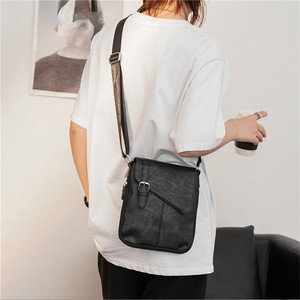 Vente en gros Nouvel arrivage de <span class=keywords><strong>sac</strong></span> tendance pour <span class=keywords><strong>homme</strong></span> <span class=keywords><strong>Sac</strong></span> à bandoulière <span class=keywords><strong>noir</strong></span> simple style <span class=keywords><strong>business</strong></span> en <span class=keywords><strong>cuir</strong></span> PU <span class=keywords><strong>Sac</strong></span> à bandoulière avec logo de marque personnalisé - Product Image 2