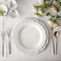 Ensemble d'assiettes blanches en céramique au design de forme florale élégante, assiette à dîner à glaçure blanche festonnée pour mariage et événement