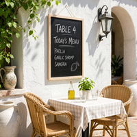 Petite table en bois avec tableau noir pour numéros de table, étiquettes alimentaires et présentoirs sur pied pour fêtes