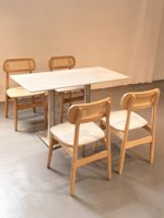 Ensemble de chaises de salle à manger commerciales de style crème minimaliste moderne pour restaurant, mobilier de restaurant, tables pour pâtisserie et boulangerie, style bois.