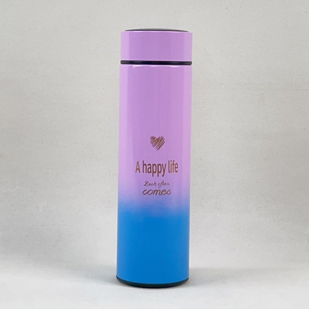 La partie supérieure est violette et la partie inférieure est bleue.