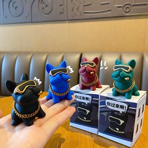 Figurine de chien <span class=keywords><strong>Bulldog</strong></span> cool avec lunettes de soleil et chaîne dorée, décoration de tableau de bord de voiture, statue en résine mignonne, cadeau pour bureau - Product Image 3