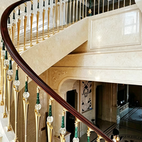 Balustrade d'escalier incurvée de luxe sur mesure en métal avec décoration en marbre et main courante en bois pour escalier intérieur de villa