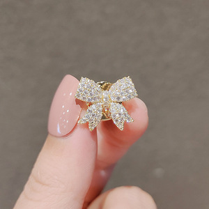 Anti-expositie beschermende, geplateerde vlinderdas accessoire, high-end licht-luxe veelzijdige, designer-geïnspireerde niche premium corsage pin - Product Image 4