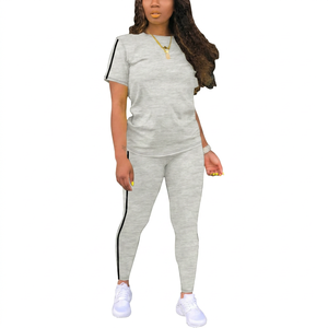 Conjunto Deportivo Azul para Mujer, Top de Manga Corta y Leggings, Ropa Deportiva por Encima de la Rodilla, Spandex Sólido - Product Image 3