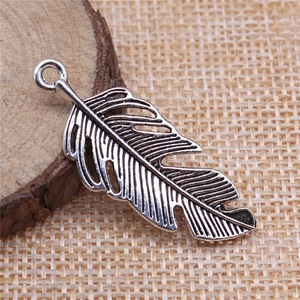 Breloque <span class=keywords><strong>plume</strong></span> filigranée côtelée 40x16mm en alliage de zinc argent antique <span class=keywords><strong>pour</strong></span> la confection de <span class=keywords><strong>attrape</strong></span>-rêves - Product Image 2