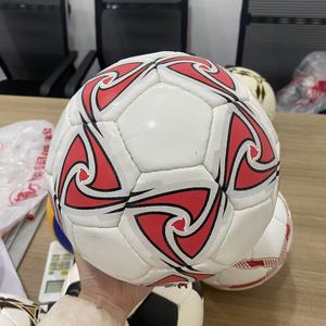 Nouveau <span class=keywords><strong>ballon</strong></span> de <span class=keywords><strong>football</strong></span> officiel de compétition, <span class=keywords><strong>prix</strong></span> économique, cousu à la main, design multicolore, taille personnalisée, vente en gros - Product Image 1