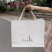 Sac en papier d'art de luxe personnalisé écologique avec logo, impression intégrale, pelliculage et poignée en ruban pour emballage de vêtements