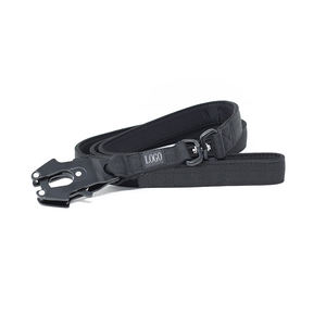 Correa Táctica para Perro con Clip de Aluminio, Acolchada de Neopreno y Cinta de Nailon Suave de Lujo Personalizada con Logotipo - Product Image 2