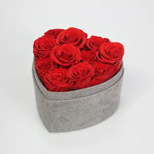 ของขวัญกล่องดอกกุหลาบนิรันดร์รูปหัวใจ ติดทนนานถึงหนึ่งปี ก้าน 22 ก้านจัดเรียงอยู่ในกล่องรูปหัวใจประดับดอกกุหลาบนิรันดร์