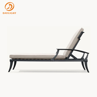 Chaise longue d'extérieur réglable en aluminium avec accoudoirs et coussin crème, résistante aux intempéries, pour piscine, villa, complexe hôtelier, terrasse