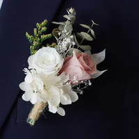 Tradition boutonnière avec fleurs préservées ou fleur éternelle pour costume de marié