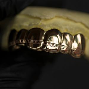 Yu Ying - Rejillas Dentales Personalizadas de Plata de Ley 925 Chapadas en Oro Sólido de 14k y 18k con Logotipo Grabado - Product Image 3