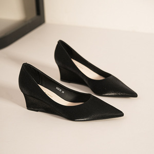 Chaussures compensées 5222D noires à bout pointu en similicuir, confortables à enfiler, toutes saisons, pour femmes - Product Image 1