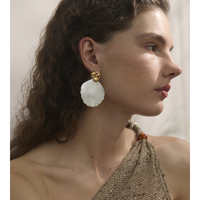 JINYOU 2371 Boucles d'oreilles style océan nature de haute qualité en acier inoxydable étanche Grandes boucles d'oreilles pendantes en coquillage blanc
