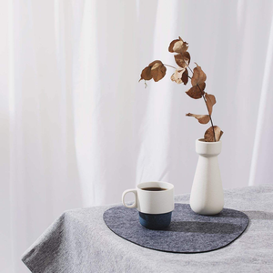 แผ่นรองโต๊ะสีเทาอ่อน ผลิตจากวัสดุรักษ์โลก กันลื่น ทนความร้อน ลายพืช ซักล้างได้ เหมาะสำหรับใช้งานกลางแจ้ง - Product Image 4