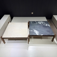 Table basse carrée élégante et résistante, avec base en bois massif et plateau en marbre, pièce maîtresse pour salon individuel
