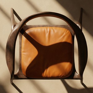 Fauteuil d'appoint de luxe en bois de noyer massif avec accoudoirs incurvés, finition grain ouvert, mobilier contemporain pour la maison et les centres de villégiature PISANO - Product Image 1
