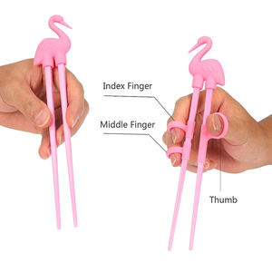 Baguettes de formation en silicone sans BPA pour enfants débutants ensemble de voyage réutilisable avec aide à la conception d'animaux de dessin animé attaché - Product Image 5