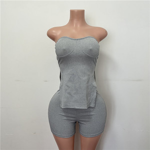 مجموعة أنيقة للنساء من قمم بدون حمالات مع أطقم شورت للنساء من قطعتين - Product Image 3