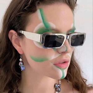 แว่นกันแดดเหล็กแบบกำหนดเอง แว่นกันแดดแฟชั่นฮิปฮอปสำหรับผู้หญิง - Product Image 1