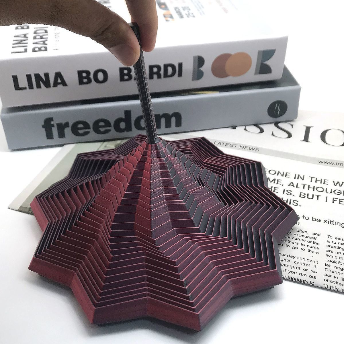 Temperamento negro y rojo - Grande, 25 anillos, 17 cm.