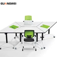 Table pliante modulaire de conférence GUANGWEI, forme trapézoïdale, en panneaux de bois écologiques, style moderne et minimaliste, pour salles de classe et formations.
