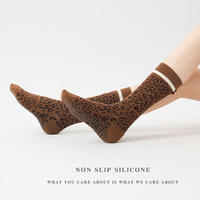 Nouvelle conception, logo personnalisé, chaussettes de yoga antidérapantes, chaussettes de fitness en coton, emballage OEM, chaussettes de barre imprimées léopard, étiquette personnalisée