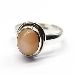 แหวนเงินแท้ 925 รูปวงรีประดับพลอยมูนสโตนทรงคาโบชอง ทำด้วยมือ - Product Image 1