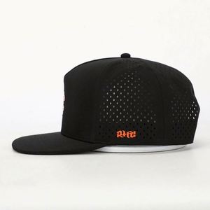 Casquette Snapback Hip-Hop Noire Personnalisée à 5 Panneaux avec Logo Brodé, Casquette de Sport à Visière Plate avec Trous Découpés au Laser, Vente en Gros - Product Image 3