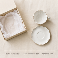 Ensemble tasse et soucoupe à café en céramique gaufrée à pétales blancs purs, bordure fine argentée, forme de coquille, pour le thé de l'après-midi, idéal pour un cadeau