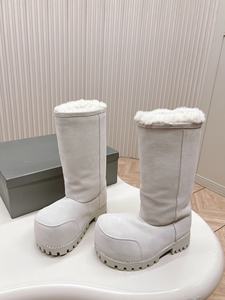 Zapatos de diseñador de alta calidad para hombre y mujer. Botas de diseñador para hombre, de caña baja, con forro de piel, en combinación de colores blanco y negro. - Product Image 3