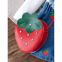 Ensembles Bébé Adorables Trois Pièces : Haut Blanc Respirant à Manches Longues et Jupe Salopette en Jean Brodé Fraise – Vêtements d'Automne pour Tout-Petits