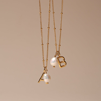 Collier de luxe personnalisé élégant en nacre et pierre naturelle, perle d'eau douce baroque, chaîne en or 18 carats, breloque lettre, bijoux pour femme