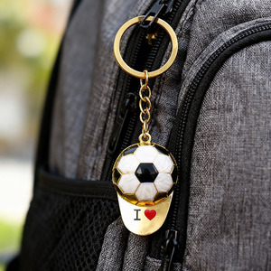 Llavero de Aleación de Zinc con Diseño de Balón de Fútbol, Dorado, Impermeable, Ligero, Regalo Conmemorativo para Eventos Deportivos y Cumpleaños - Product Image 2