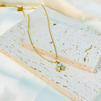 Colliers pendentifs en forme de cœur et de trèfle en acier inoxydable plaqué or 18 carats, résistants à l'eau et inaltérables, pour femmes - Vente en gros