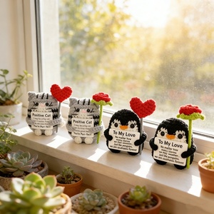 Regalo de San Valentín, Muñeco de Animal Tejido a Crochet Hecho a Mano, Abrazando un Corazón y un Ramo de Rosas, Decoración de Escritorio para Apoyo Emocional - Product Image 6