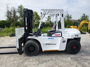 Used TCM FD70 7 TON Diesel Forklift Three Stage Mast 1020mm Fork Length 100mm Width 2240mm Turning Radius 1250mm Wheelbase - Product Image 2