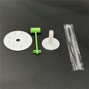 Innovador abridor de cocos de plástico con clip para sujetar la pajita incorporado - Product Image 5