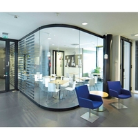 Cloison de séparation moderne insonorisée en aluminium à double vitrage, mur en verre courbé avec cadre en aluminium, utilisée dans la construction