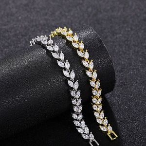 Bracciale da donna di alta gamma per il commuting, a forma di foglia marquise, gioiello da polso punk esagerato e di personalità. - Product Image 1