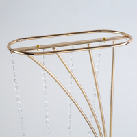 Conception incurvée fine Table de mariage pièce maîtresse or fer Table fleur support cristal perle rideau décoration de scène de mariage