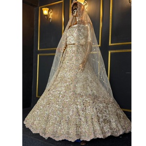 Vente en gros : Nouvelle collection de lehenga de mariée en tulle de créateur, richement ornée de broderies Jarkan, pour femmes, disponible à la vente - Product Image 4